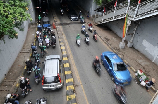 Penutup Selokan Ambles Bikin Kemacetan di Kolong Manggarai
