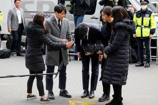 Terlibat Skandal Seks, Seungri Bungkukkan Badan Saat Tiba di Kantor Polisi