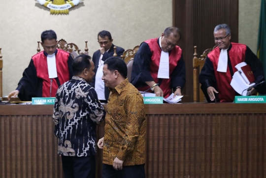 Mantan Bupati Kepulauan Sula Dituntut 12 Tahun Penjara