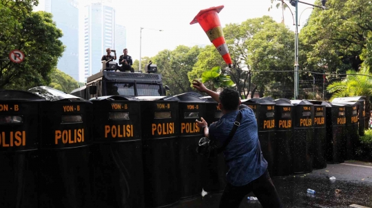 Aksi TNI-Pori dalam Simulasi Pengamanan Pemilu di KPU