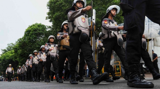 Aksi TNI-Pori dalam Simulasi Pengamanan Pemilu di KPU