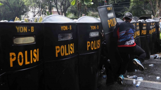 Aksi TNI-Pori dalam Simulasi Pengamanan Pemilu di KPU