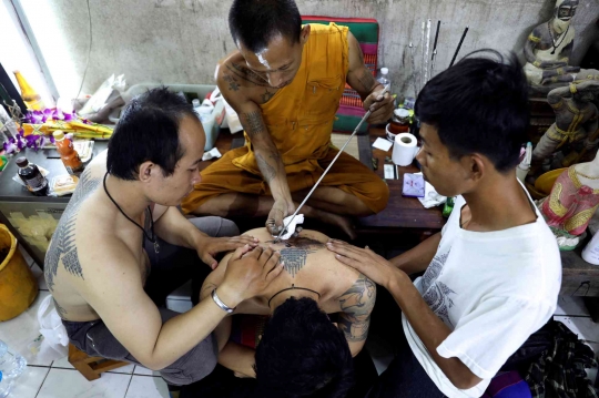Para Penggila Tato Suci di Thailand
