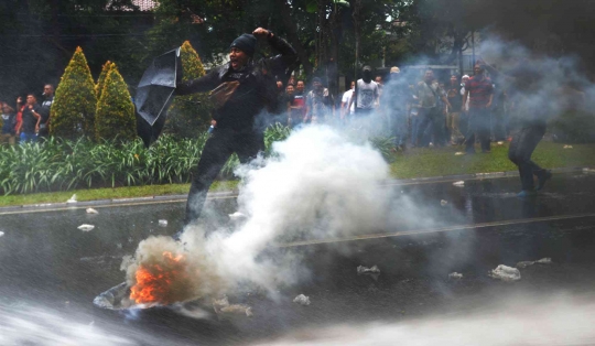 Bentrokan Warnai Simulasi Pengamanan Pemilu 2019 di KPU