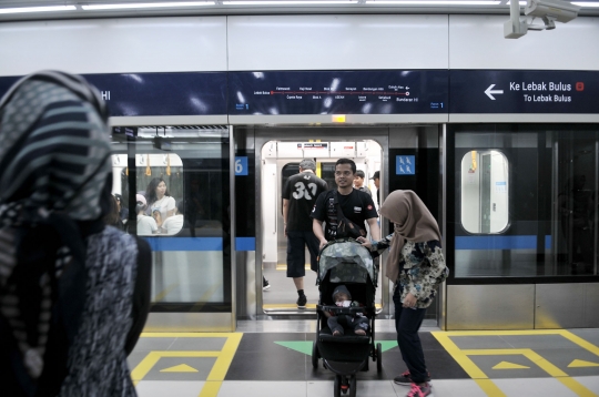 Antusiasme Warga Coba MRT di Akhir Pekan