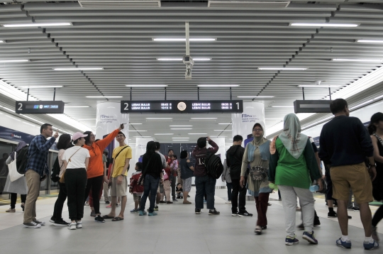 Antusiasme Warga Coba MRT di Akhir Pekan