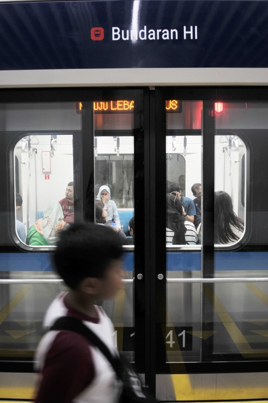 Antusiasme Warga Coba MRT di Akhir Pekan