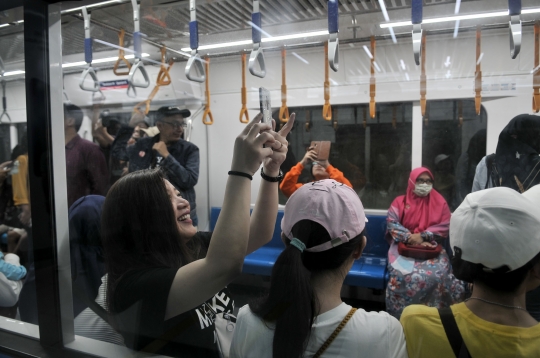 Antusiasme Warga Coba MRT di Akhir Pekan