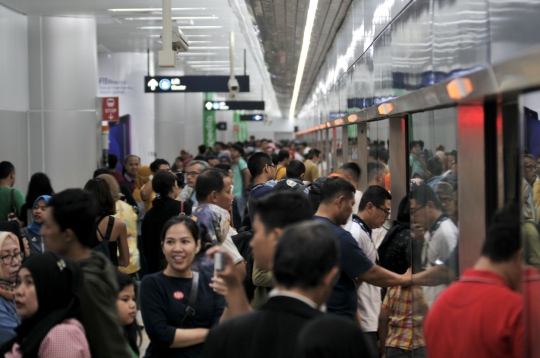 Antusiasme Warga Coba MRT di Akhir Pekan