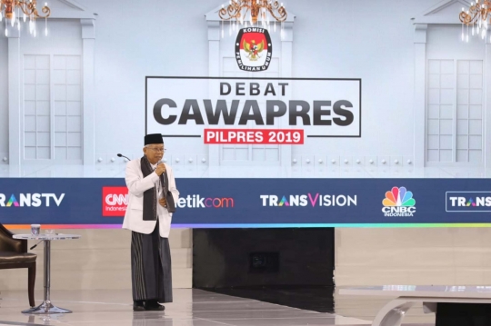 Usai Debat Cawapres, Sandiaga Cium Tangan Ma'ruf Amin