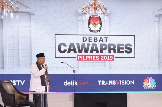 Usai Debat Cawapres, Sandiaga Cium Tangan Ma'ruf Amin