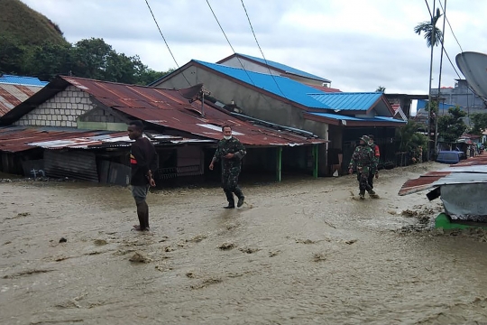Aksi Prajurit TNI Evakuasi Korban Banjir Sentani