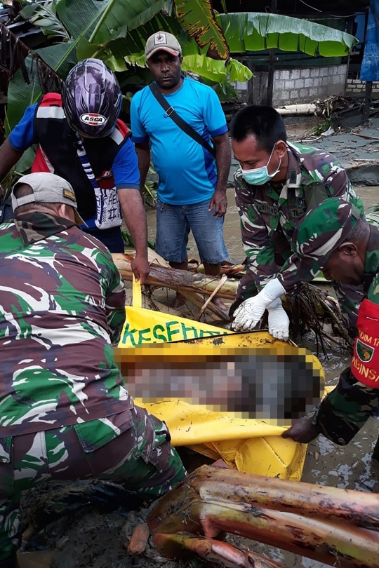 Aksi Prajurit TNI Evakuasi Korban Banjir Sentani