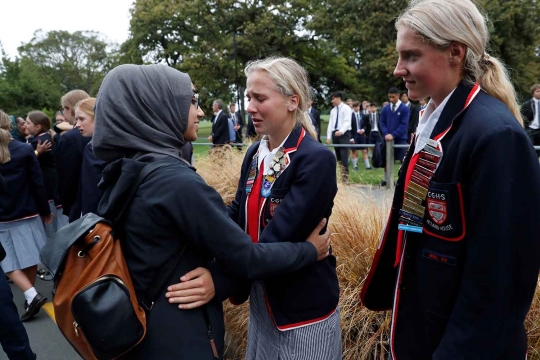 Aksi Siswa Kristen Beri Pelukan untuk Kerabat Korban Penembakan di Selandia Baru