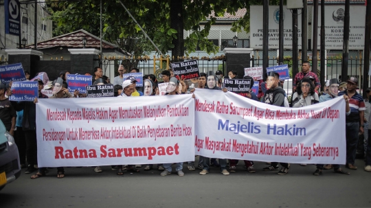 Pengunjuk Rasa Desak Ratna Sarumpaet Ungkap Dalang di Balik Kasus Hoaks