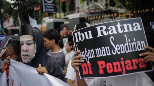 Pengunjuk Rasa Desak Ratna Sarumpaet Ungkap Dalang di Balik Kasus Hoaks