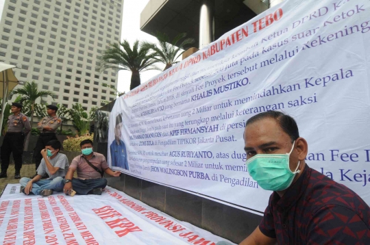 Aktivis Serikat Nurani Rakyat Jambi Gelar Aksi Tutup Mulut di KPK