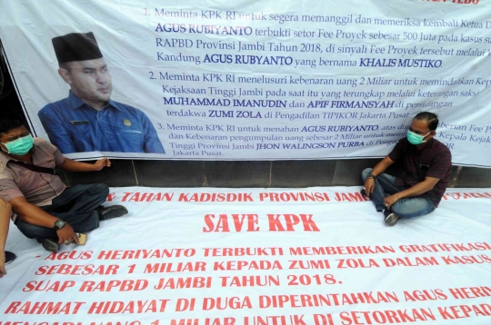 Aktivis Serikat Nurani Rakyat Jambi Gelar Aksi Tutup Mulut di KPK