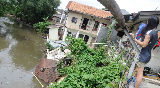 Ambles, Dua Rumah di Bidara Cina Longsor ke Sungai Ciliwung