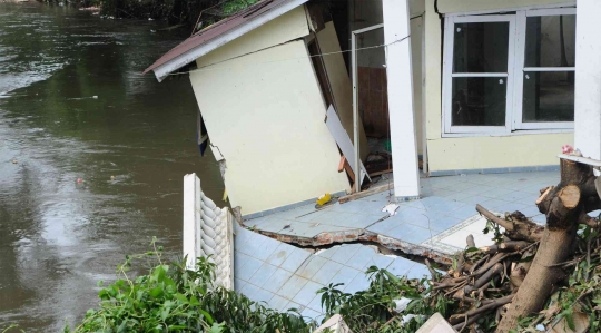 Ambles, Dua Rumah di Bidara Cina Longsor ke Sungai Ciliwung