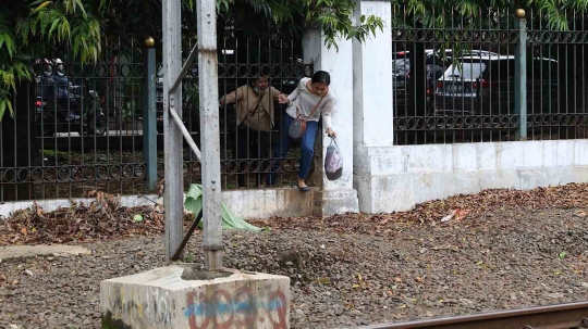 Tidak Ada JPO, Warga Terobos Pagar Kereta Api di Lenteng Agung