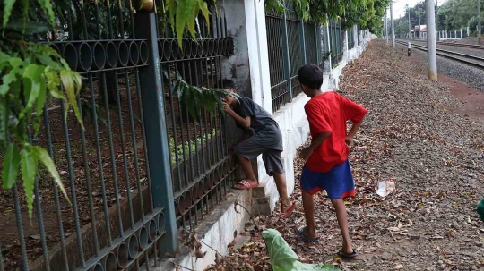 Tidak Ada JPO, Warga Terobos Pagar Kereta Api di Lenteng Agung