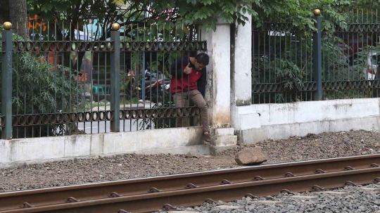 Tidak Ada JPO, Warga Terobos Pagar Kereta Api di Lenteng Agung