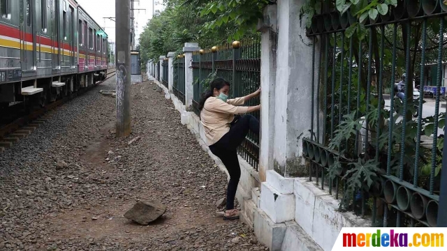 Foto Tidak Ada JPO Warga Terobos Pagar Kereta Api di 