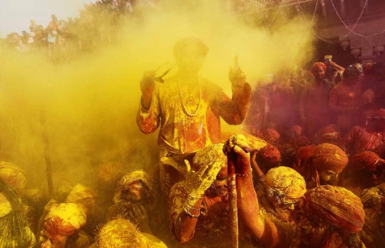 Warna-warni Warga India Rayakan Festival Holi