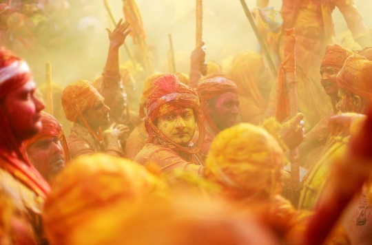 Warna-warni Warga India Rayakan Festival Holi