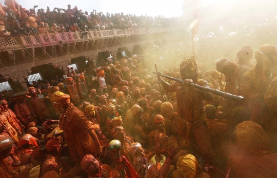 Warna-warni Warga India Rayakan Festival Holi