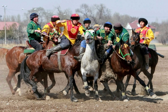 Serunya Kompetisi Berebut Kambing di Kirgistan