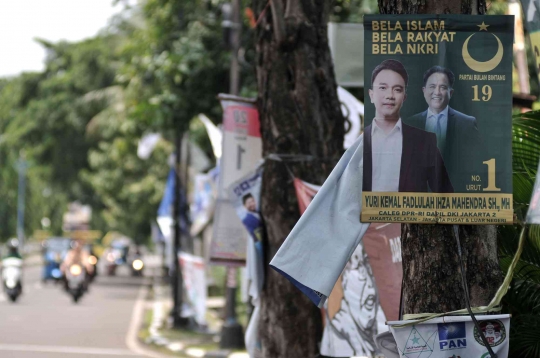 Alat Peraga Kampanye Hiasi Pepohonan Ibu Kota