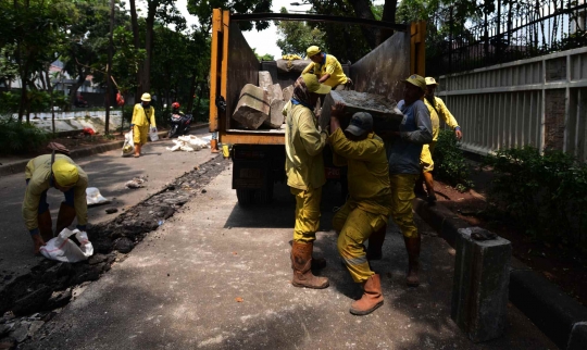 Petugas Mulai Bongkar Beton Barier di Jalan M Yamin untuk Umum