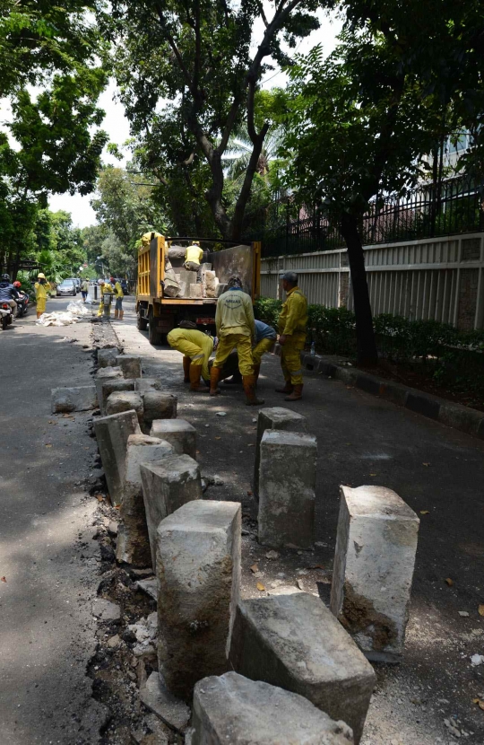 Petugas Mulai Bongkar Beton Barier di Jalan M Yamin untuk Umum