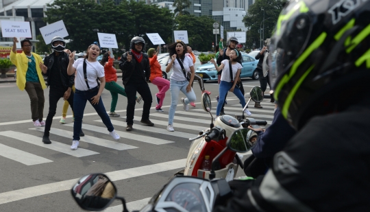 Aksi Mahasiswa Kampanye Keselamatan Lalu Lintas di Thamrin