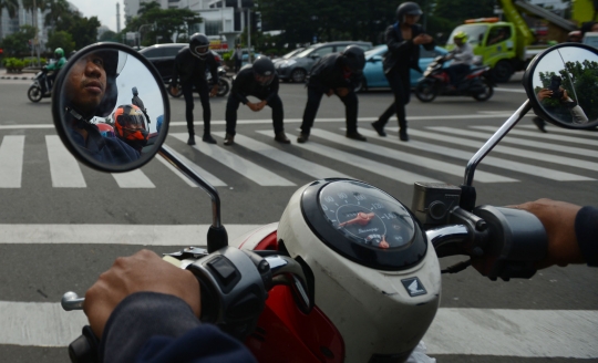 Aksi Mahasiswa Kampanye Keselamatan Lalu Lintas di Thamrin