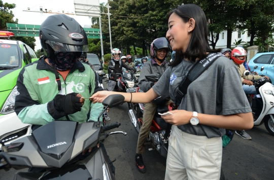 Aksi Mahasiswa Kampanye Keselamatan Lalu Lintas di Thamrin