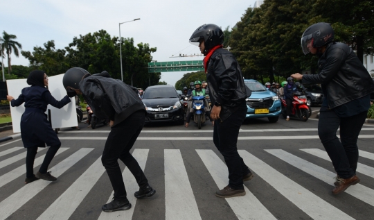 Aksi Mahasiswa Kampanye Keselamatan Lalu Lintas di Thamrin