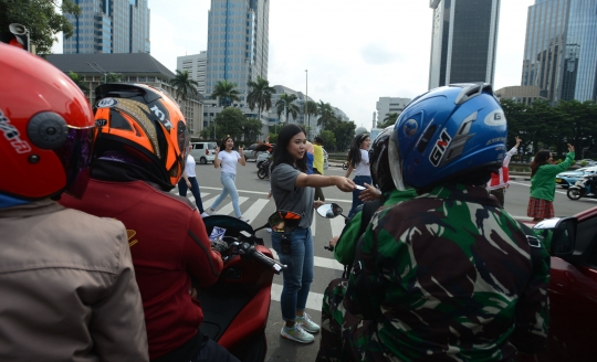 Aksi Mahasiswa Kampanye Keselamatan Lalu Lintas di Thamrin