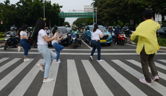 Aksi Mahasiswa Kampanye Keselamatan Lalu Lintas di Thamrin