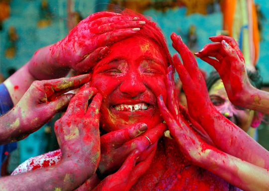 Kemeriahan Festival Holi Warnai India