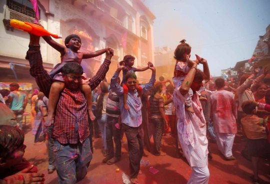 Kemeriahan Festival Holi Warnai India