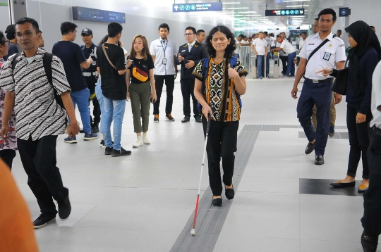 Disabilitas Nikmati Fasilitas MRT