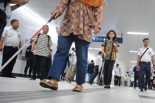 Disabilitas Nikmati Fasilitas MRT