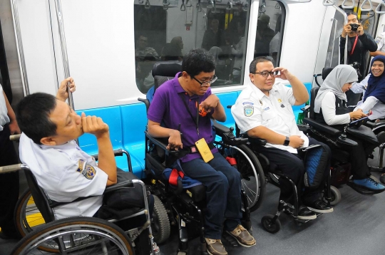 Disabilitas Nikmati Fasilitas MRT