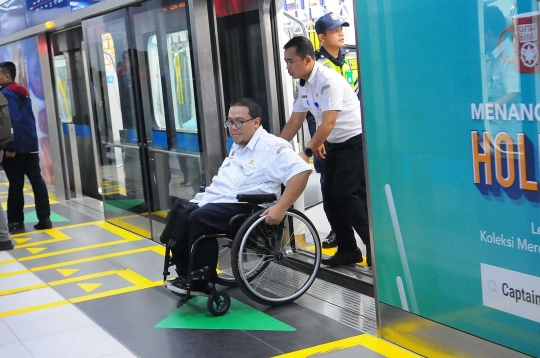 Disabilitas Nikmati Fasilitas MRT