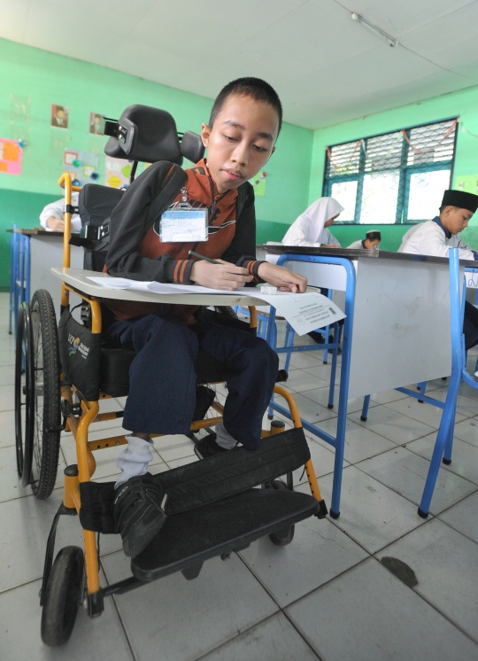 Semangat Fauzan, Anak Penderita Pelemahan Otot yang Tetap Bersekolah
