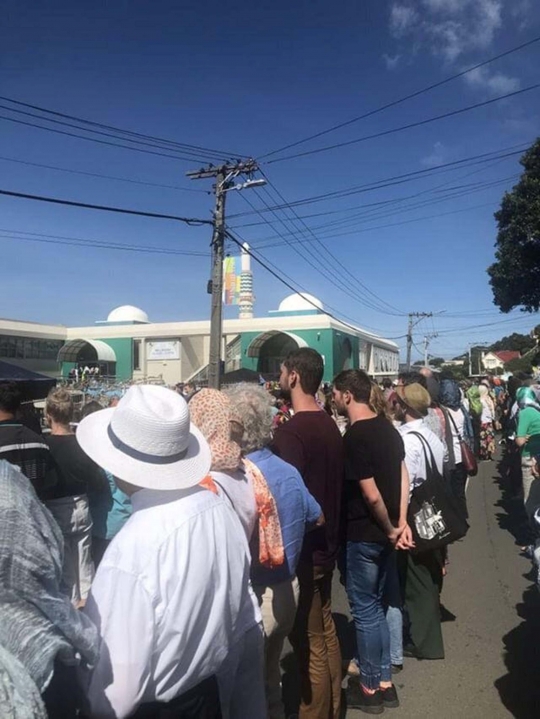 Aksi Warga Selandia Baru Lindungi Salat Jumat Pertama Pascateror Christchurch