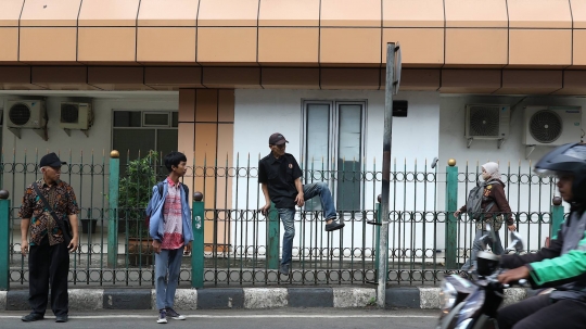 Akses Jauh, Penumpang di Stasiun Cikini Pilih Panjat Pagar